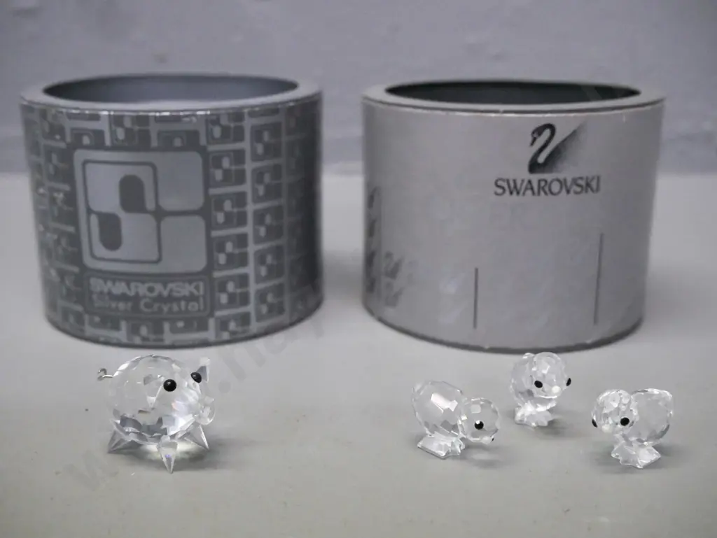Swarovski 4x miniatures: 1x pig & 3x baby chicks w/ original packaging. Pig H-20 Image 1++