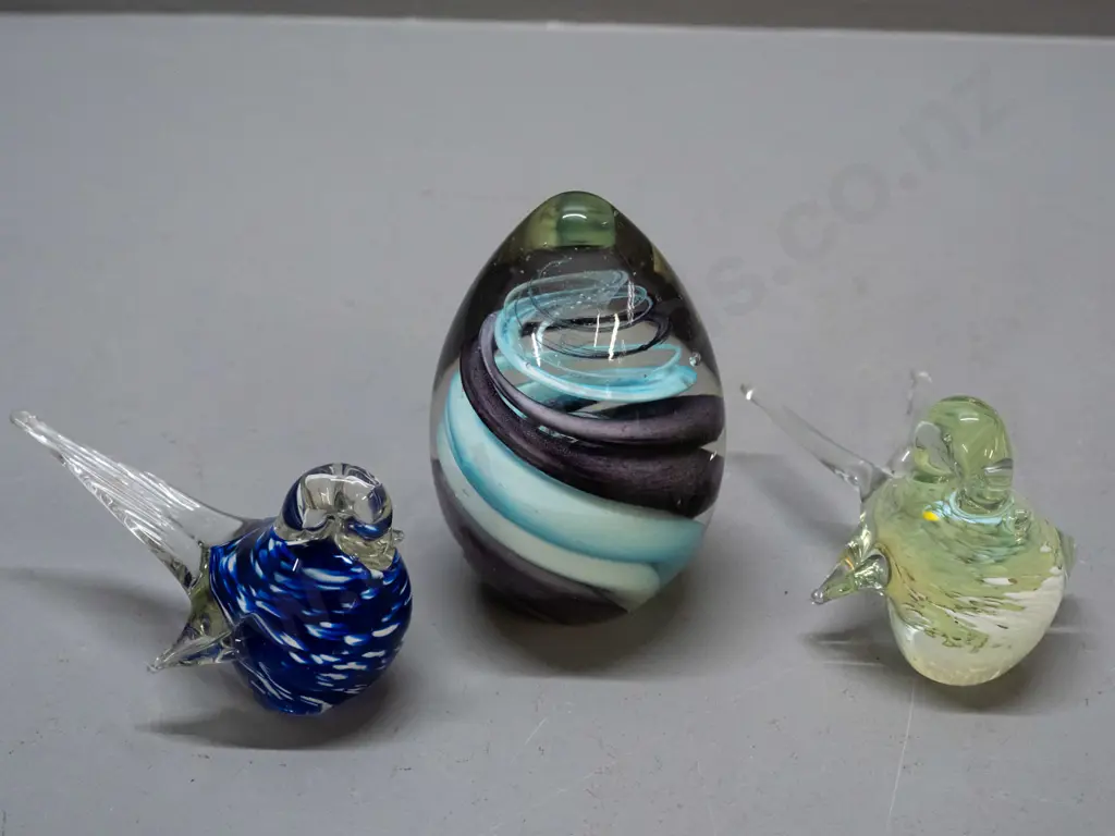 3 pieces of art glass - 2 bird figures and an egg shaped paperweight with purple and blue swirls H-120 Image 1++