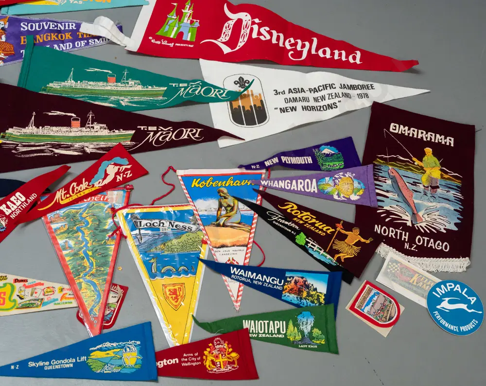 box of assorted felt souvenir pennants - mostly New Zealand, with Australian, US and other - largest L-670 Image 1++