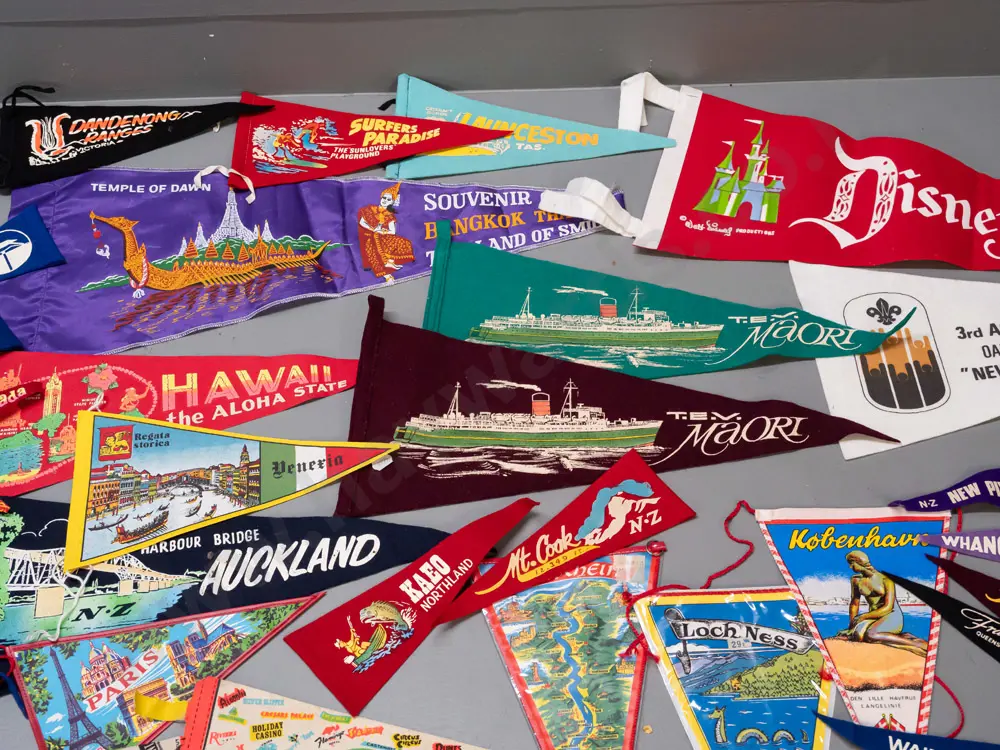 box of assorted felt souvenir pennants - mostly New Zealand, with Australian, US and other - largest L-670 Image 1++