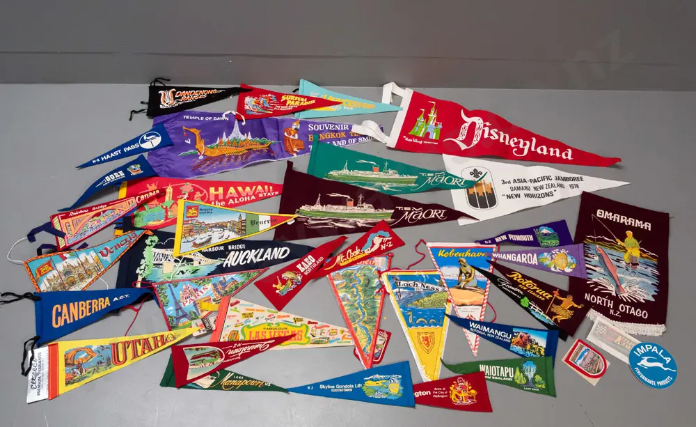 box of assorted felt souvenir pennants - mostly New Zealand, with Australian, US and other - largest L-670 Image 1++