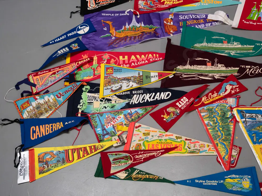 box of assorted felt souvenir pennants - mostly New Zealand, with Australian, US and other - largest L-670 Image 1++