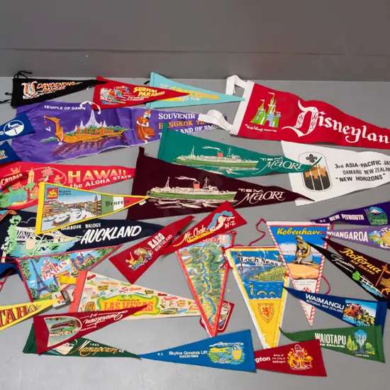 box of assorted felt souvenir pennants - mostly New Zealand, with Australian, US and other - largest L-670