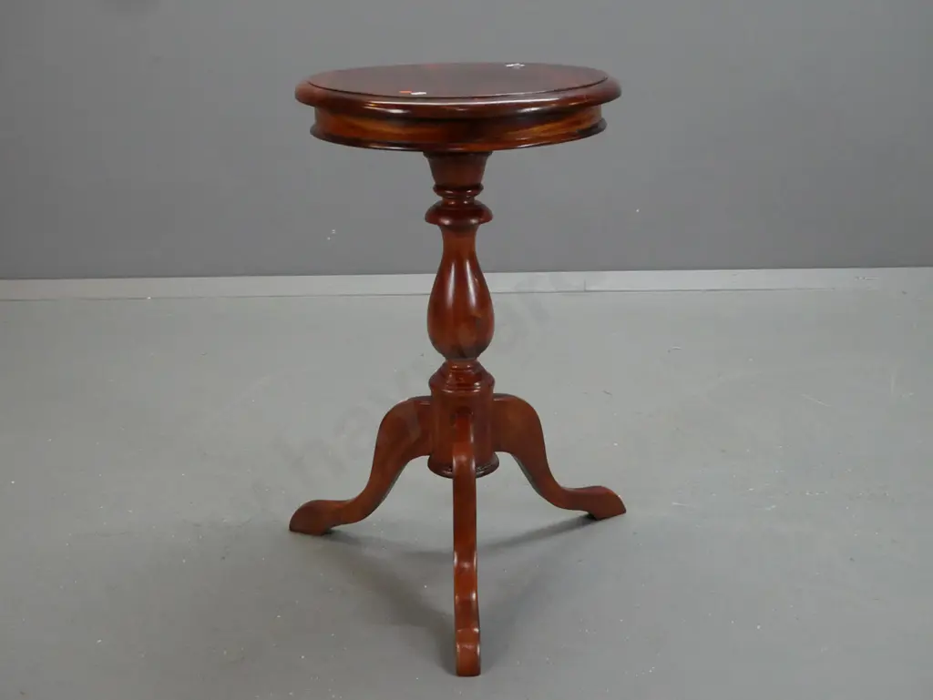 mahogany Victorian style wine table with 3 sweeping legs. Repair to 1 leg. H670 Diam420 Image 1++