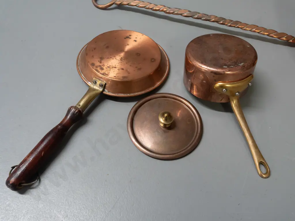 3 copper items - ladle with twisted and beaten stem, small copper fry pan with wooden handle and brass fitting, copper Image 1++
