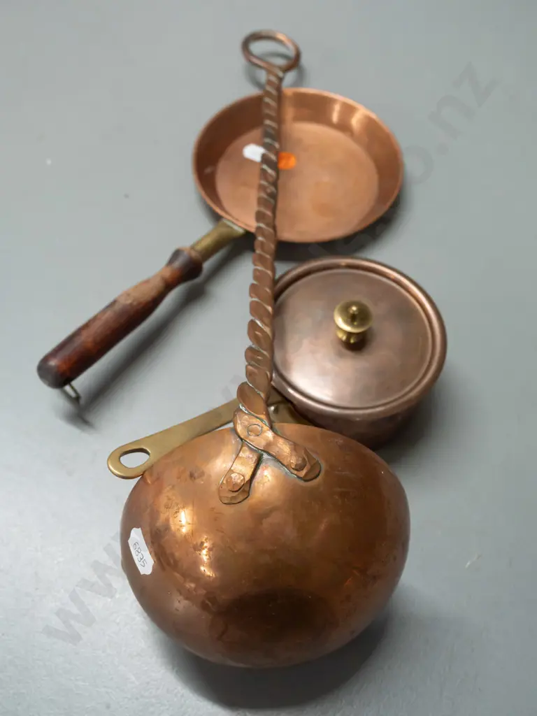 3 copper items - ladle with twisted and beaten stem, small copper fry pan with wooden handle and brass fitting, copper Image 1++