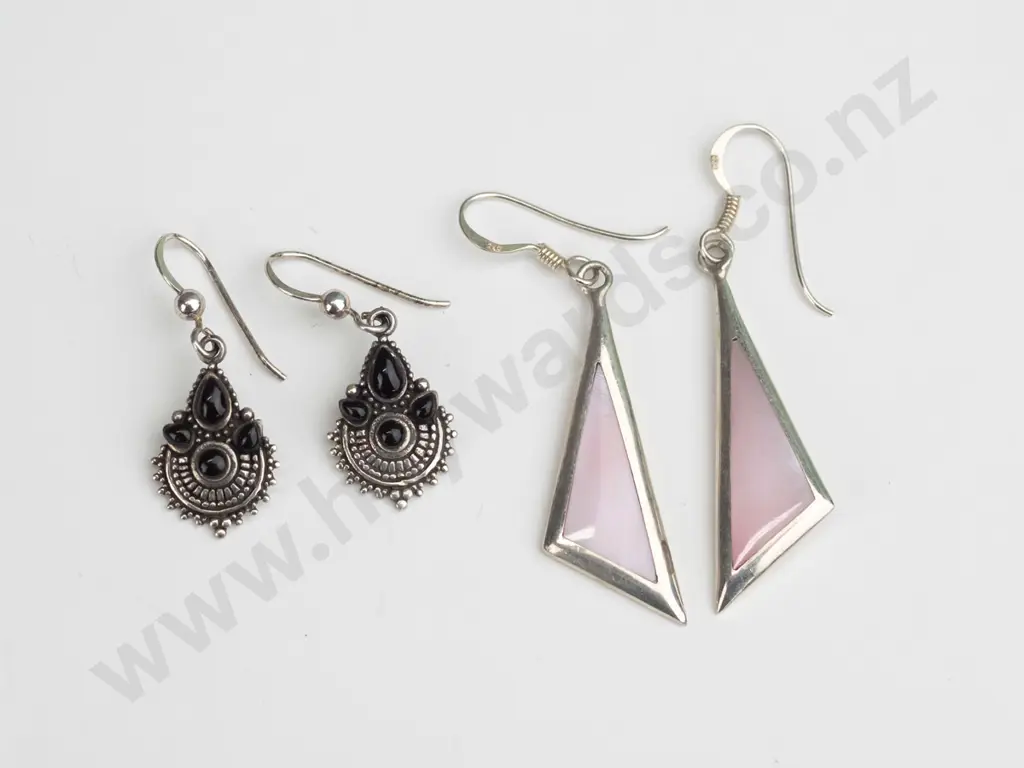 2 pairs of silver earrings stamped 925 Image 1++