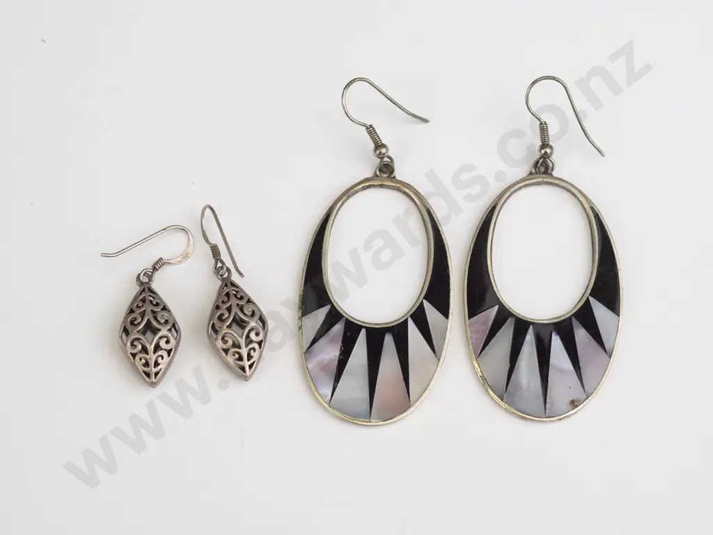 2 pairs of silver earrings stamped 925 Image 1++