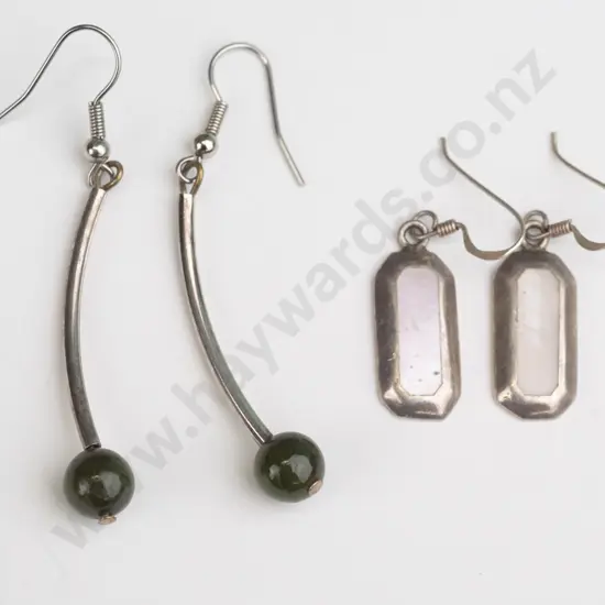 2 pairs of earrings