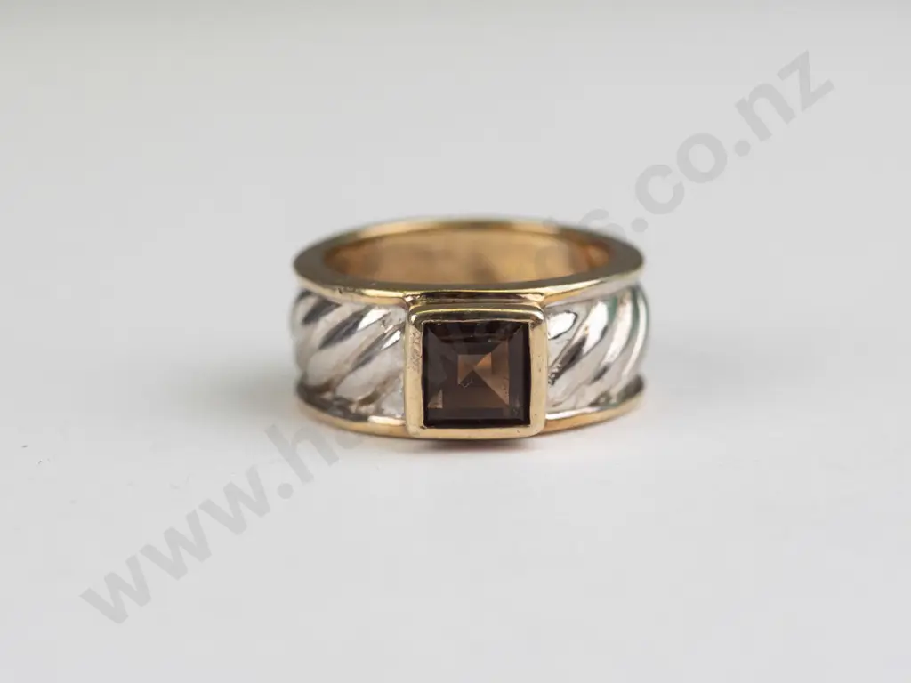 sterling silver topaz ring 6gms size K/L Image 1++