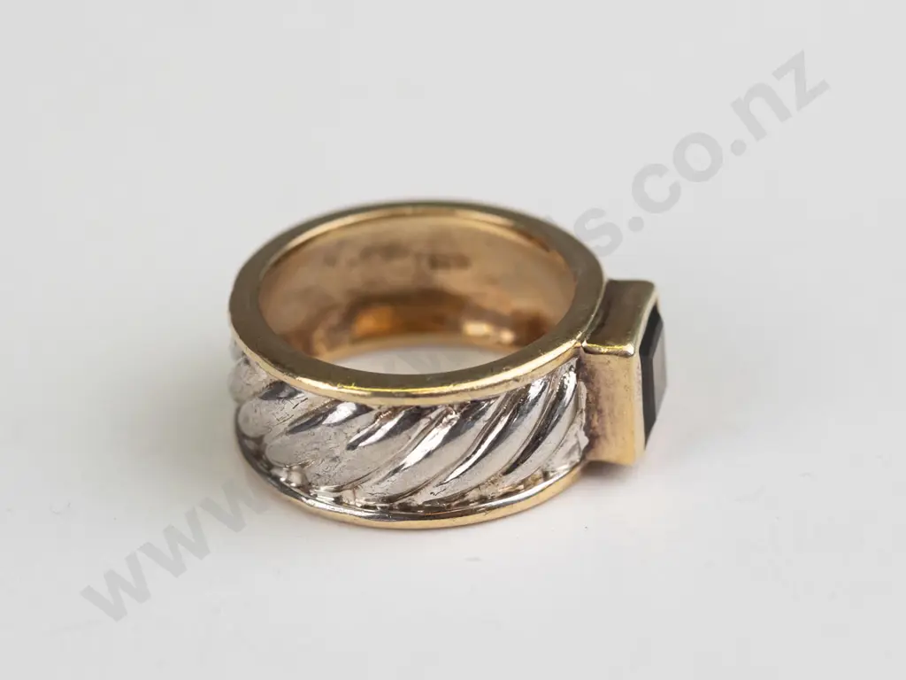 sterling silver topaz ring 6gms size K/L Image 1++