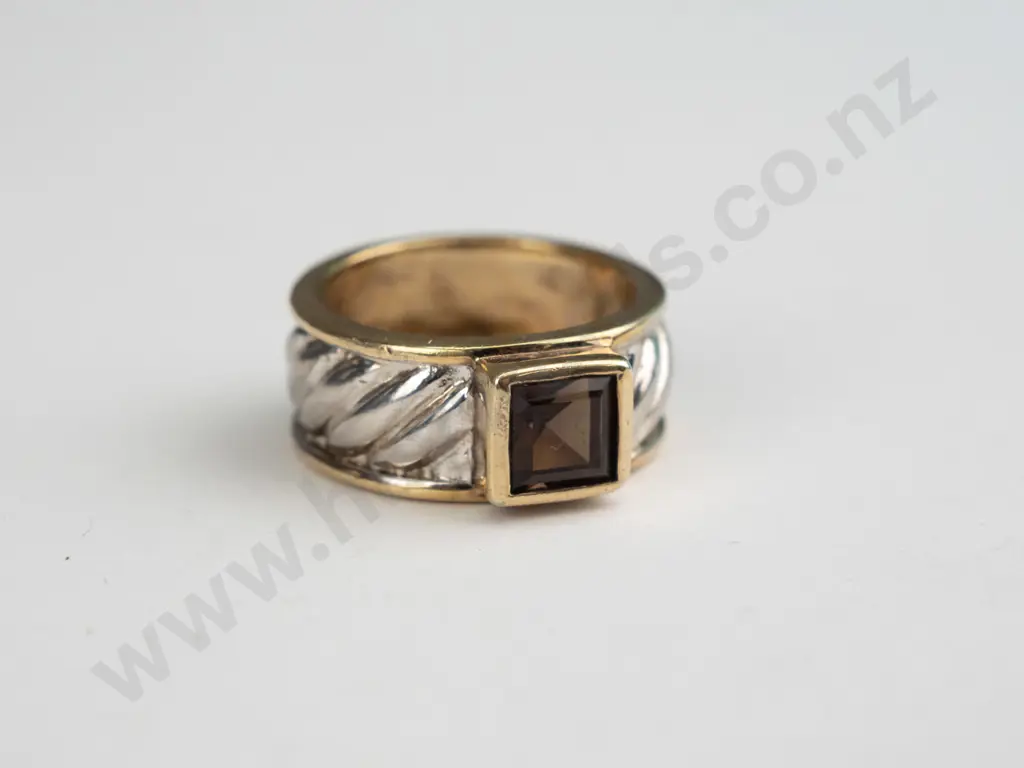 sterling silver topaz ring 6gms size K/L Image 1++
