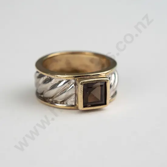 sterling silver topaz ring 6gms size K/L