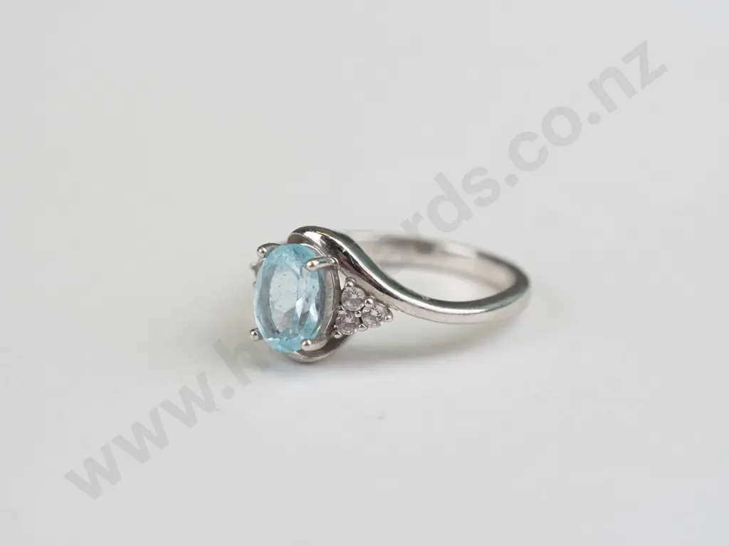 sterling silver topaz ring 3gms size N Image 1++