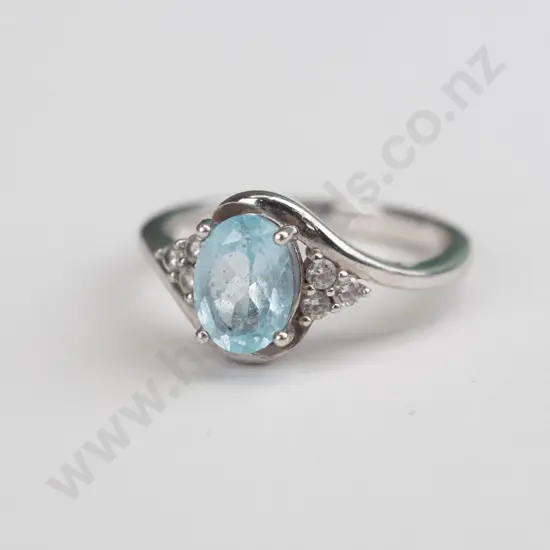 sterling silver topaz ring 3gms size N