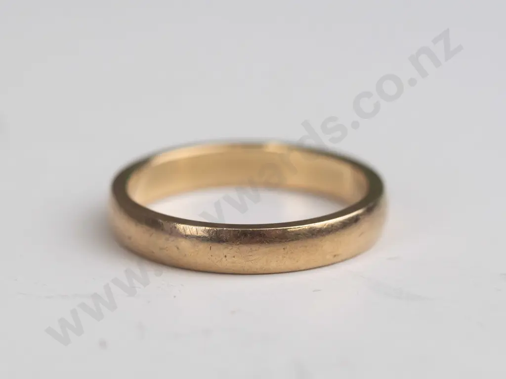 9ct wedding band - 3gms - size N Image 1++