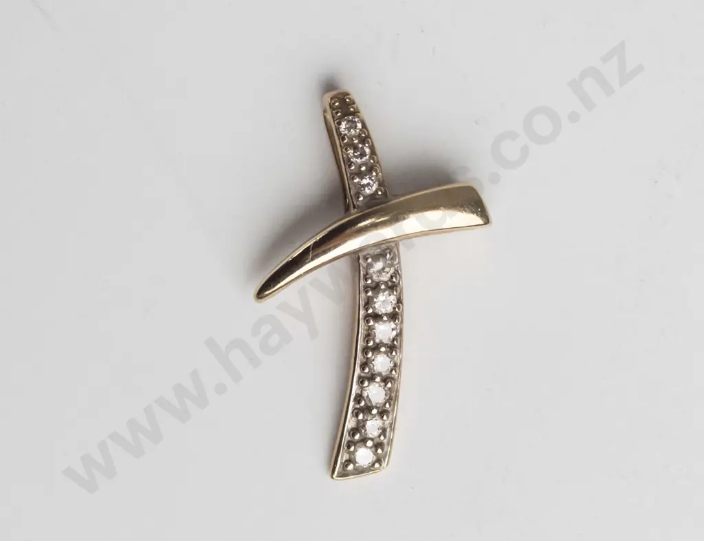 9ct 10 diamond cross no chain 0.9gms Image 1++