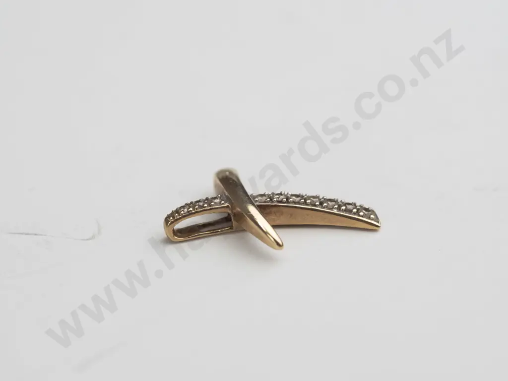 9ct 10 diamond cross no chain 0.9gms Image 1++