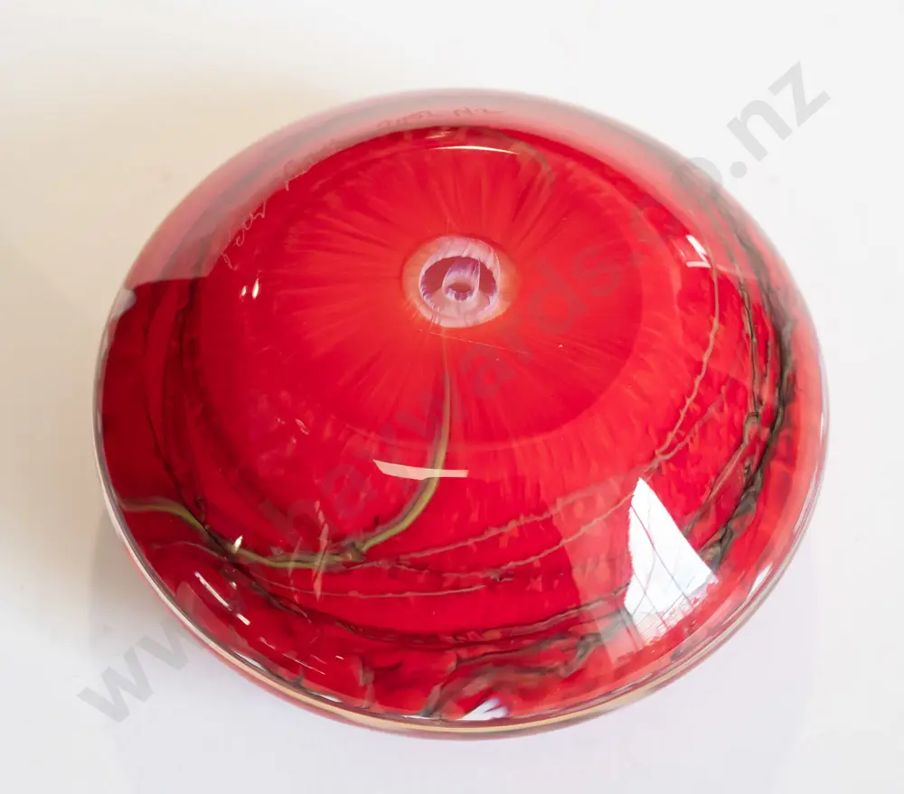 Signed Peter Raos New Zealand art glass paperweight w/ original packaging D-90 Image 1++