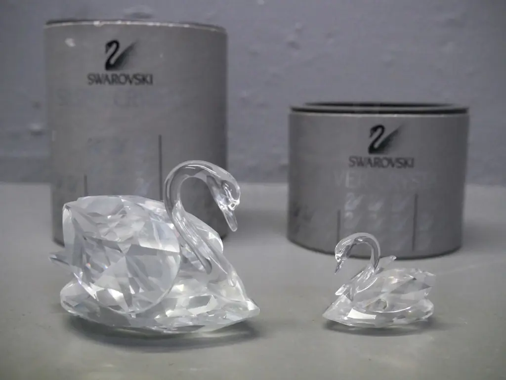 Swarovski 2x miniature swans w/ original packaging. Larger H-50 Image 1++