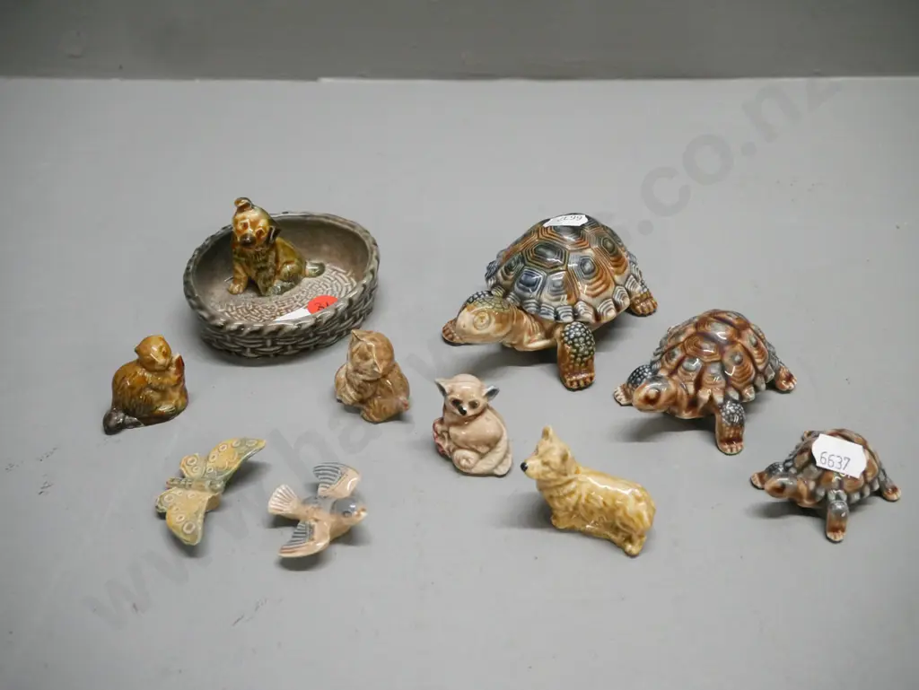 Selection of ten Wade Whimsies porcelain animal figurines. Largest turtle L-100 Image 1++