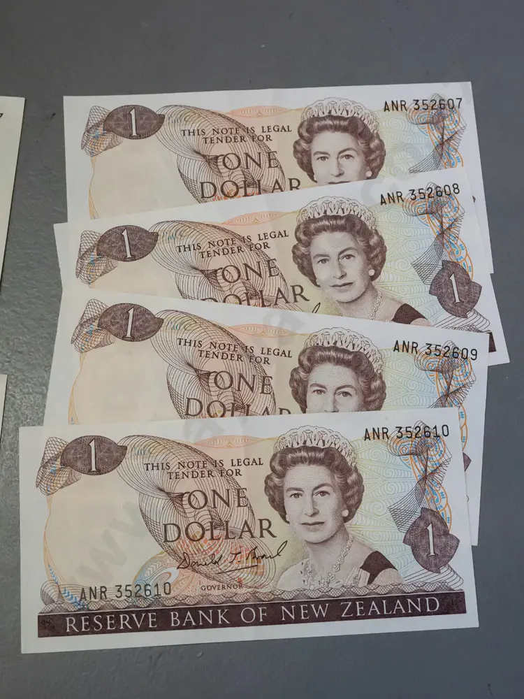 6 New Zealand bank notes - sequential set of 4 dollar notes, one other dollar and a $5 - slight wear / folding Image 1++