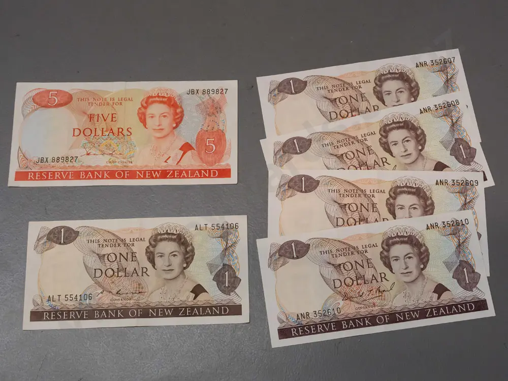 6 New Zealand bank notes - sequential set of 4 dollar notes, one other dollar and a $5 - slight wear / folding Image 1++
