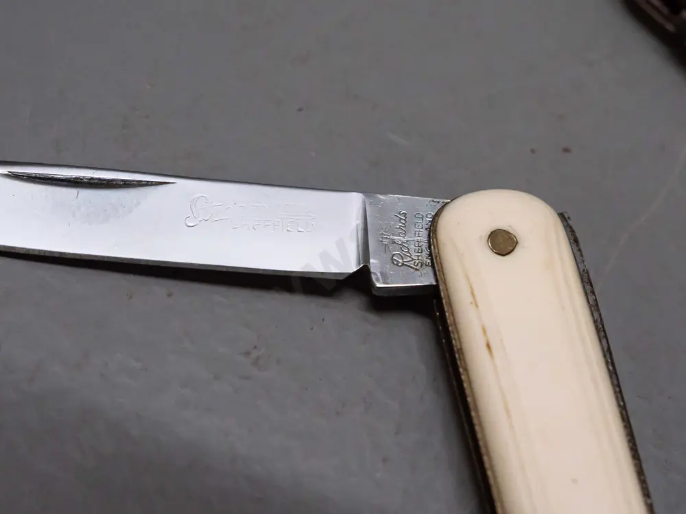5 small vintage English pocket knives - 2 with mother of pearl handles, 3 faux bone/ivory, longest is L-90 Image 1++