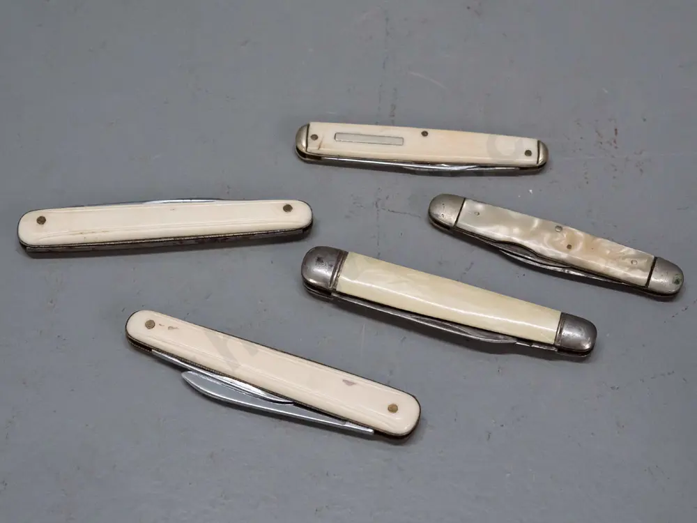 5 small vintage English pocket knives - 2 with mother of pearl handles, 3 faux bone/ivory, longest is L-90 Image 1++