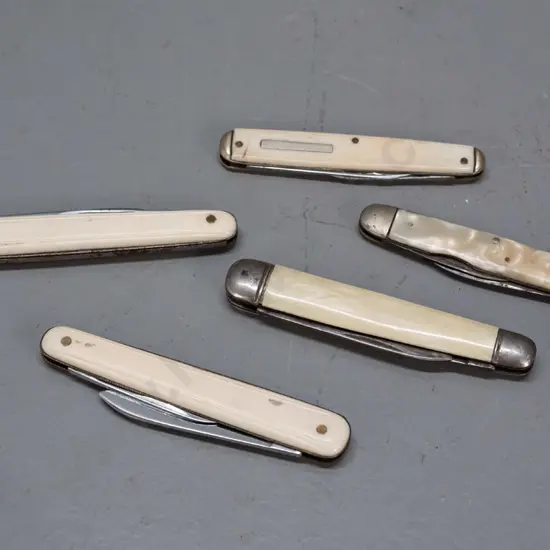 5 small vintage English pocket knives - 2 with mother of pearl handles, 3 faux bone/ivory, longest is L-90
