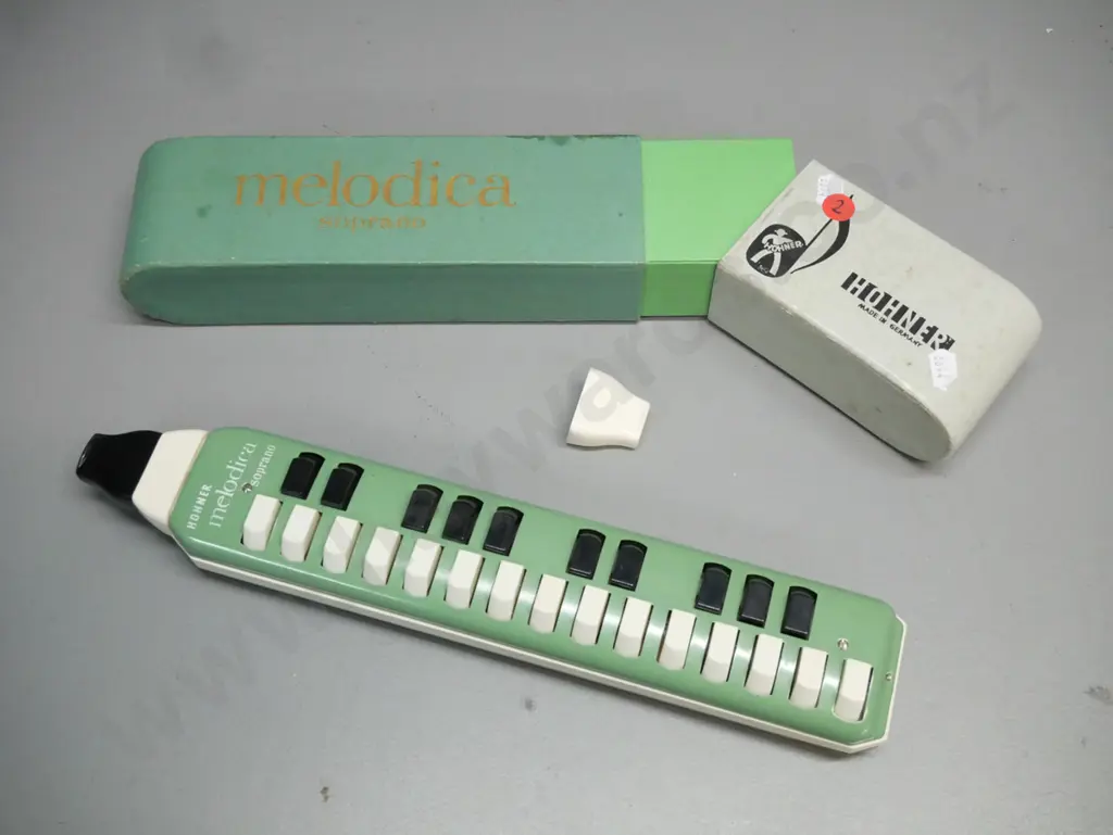 vintage Hohner soprano melodica, original box and spare mouthpiece. Melodica L-345 Image 1++
