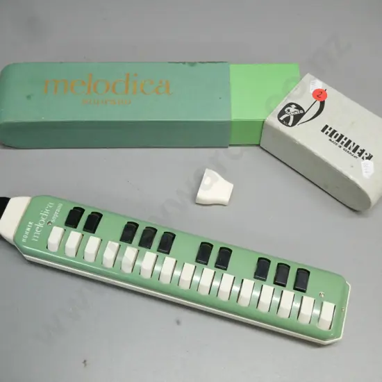 vintage Hohner soprano melodica, original box and spare mouthpiece. Melodica L-345