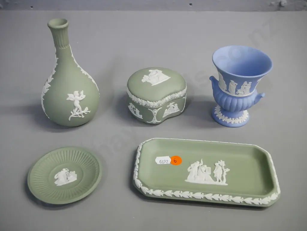 5x Jasper Ware Wedgwood items, 4x green 1x blue. Vase H-135 Image 1++