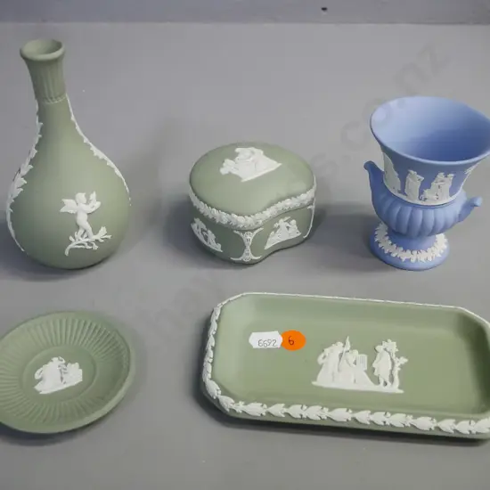 5x Jasper Ware Wedgwood items, 4x green 1x blue. Vase H-135