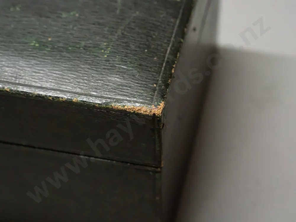 vintage jewellery box with lift-out fitted tray, covered in green vinyl, with plated handle & escutcheon, has lock but Image 1++