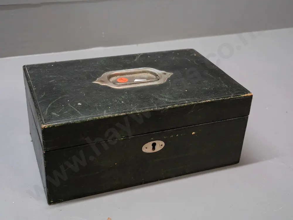 vintage jewellery box with lift-out fitted tray, covered in green vinyl, with plated handle & escutcheon, has lock but Image 1++