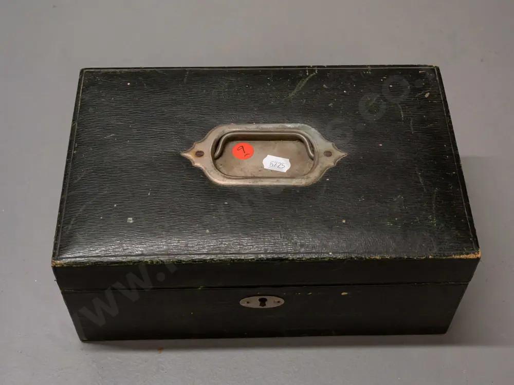 vintage jewellery box with lift-out fitted tray, covered in green vinyl, with plated handle & escutcheon, has lock but Image 1++