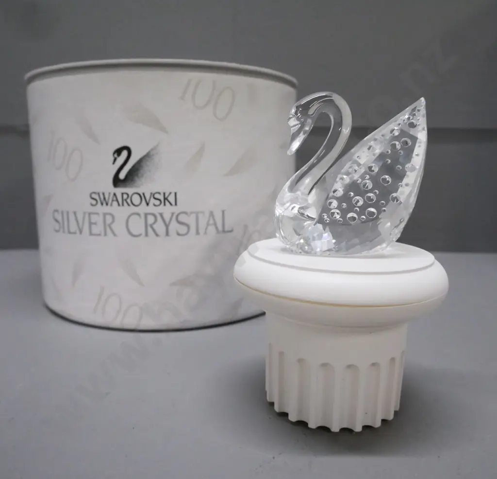 Swarovski miniature swan figurine on plinth, w/ original packaging. Total H-110 Image 1++