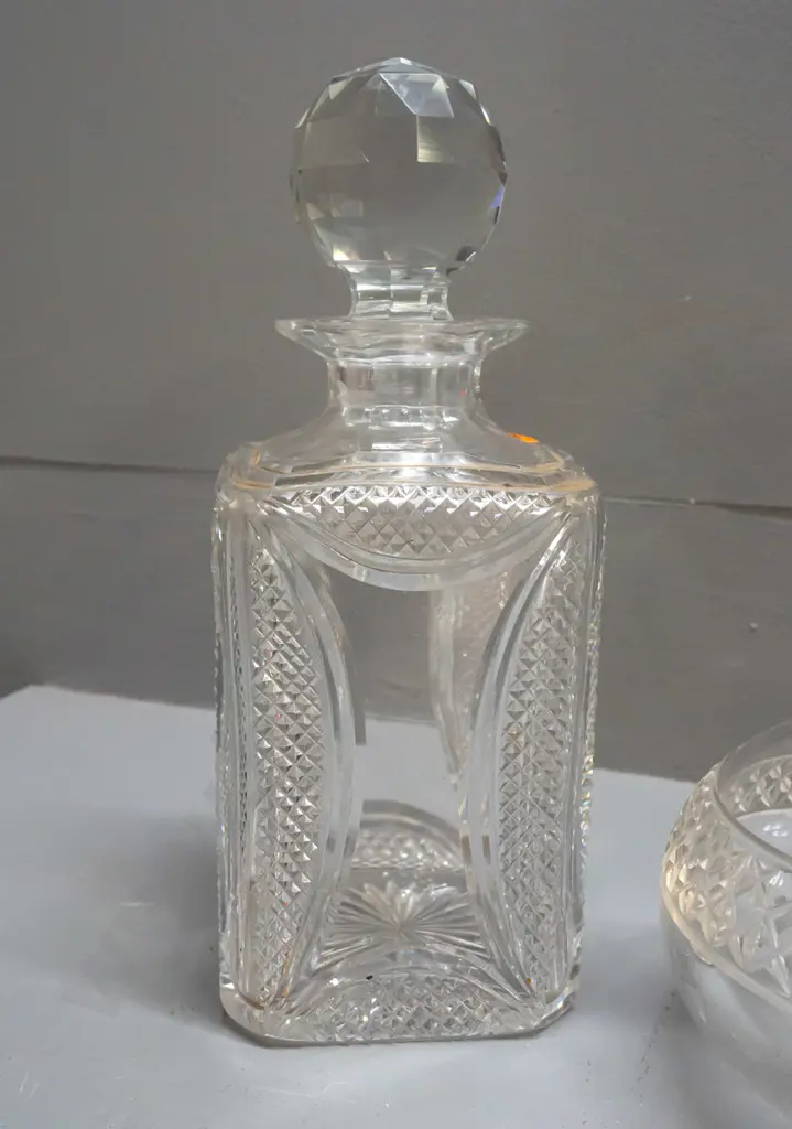 2 stoppered crystal decanters - squat round H-265 and a heavy square design with etched diamond pattern corners H-250 Image 1++