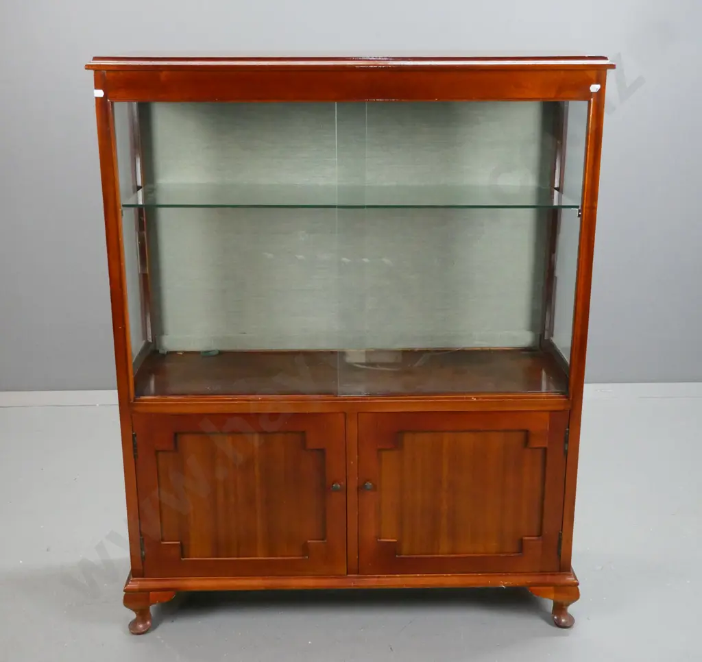 vintage mahogany display case with 2 glass sliding glass doors above 2 wooden panelled doors, Image 1++