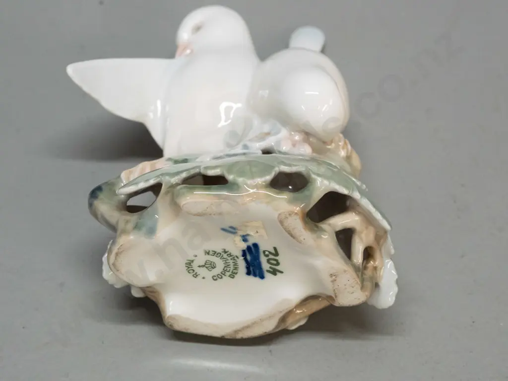 Royal Copenhagen figure - 2 doves on a branch H-130 W-100 Image 1++