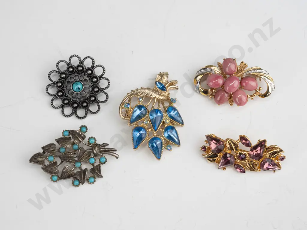 5 costume brooches Image 1++