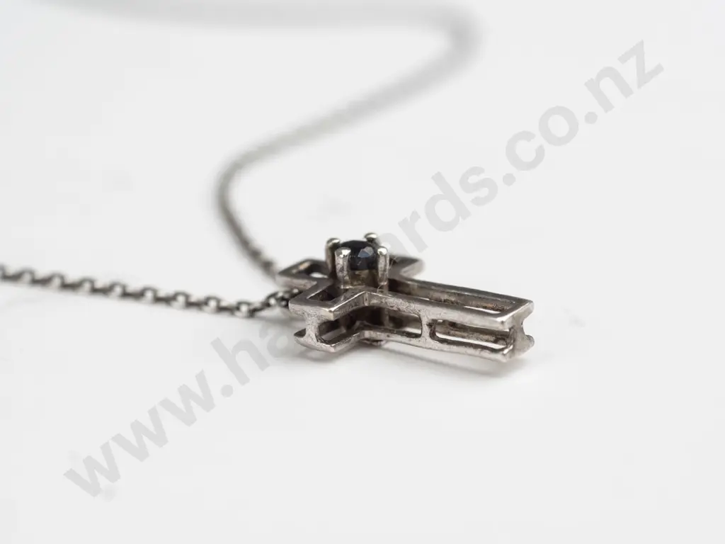 silver cross with dark stone stamped 925 Image 1++