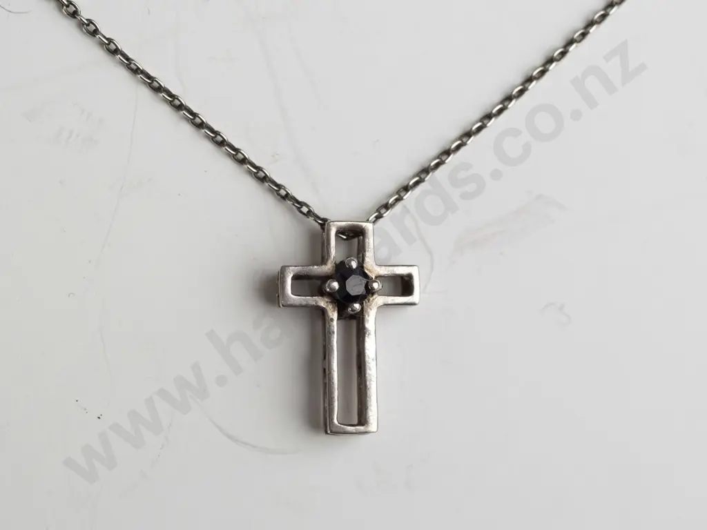 silver cross with dark stone stamped 925 Image 1++