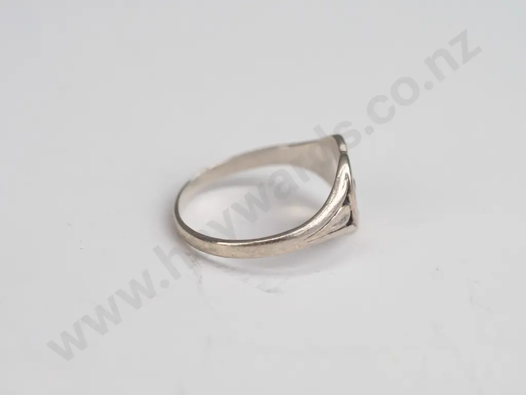 silver heart signet ring with blue stone size K Image 1++