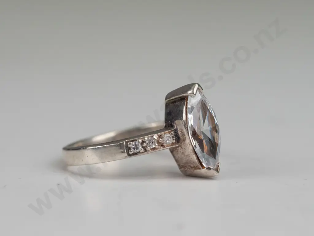 silver dress ring stamped 925 silver size T Image 1++