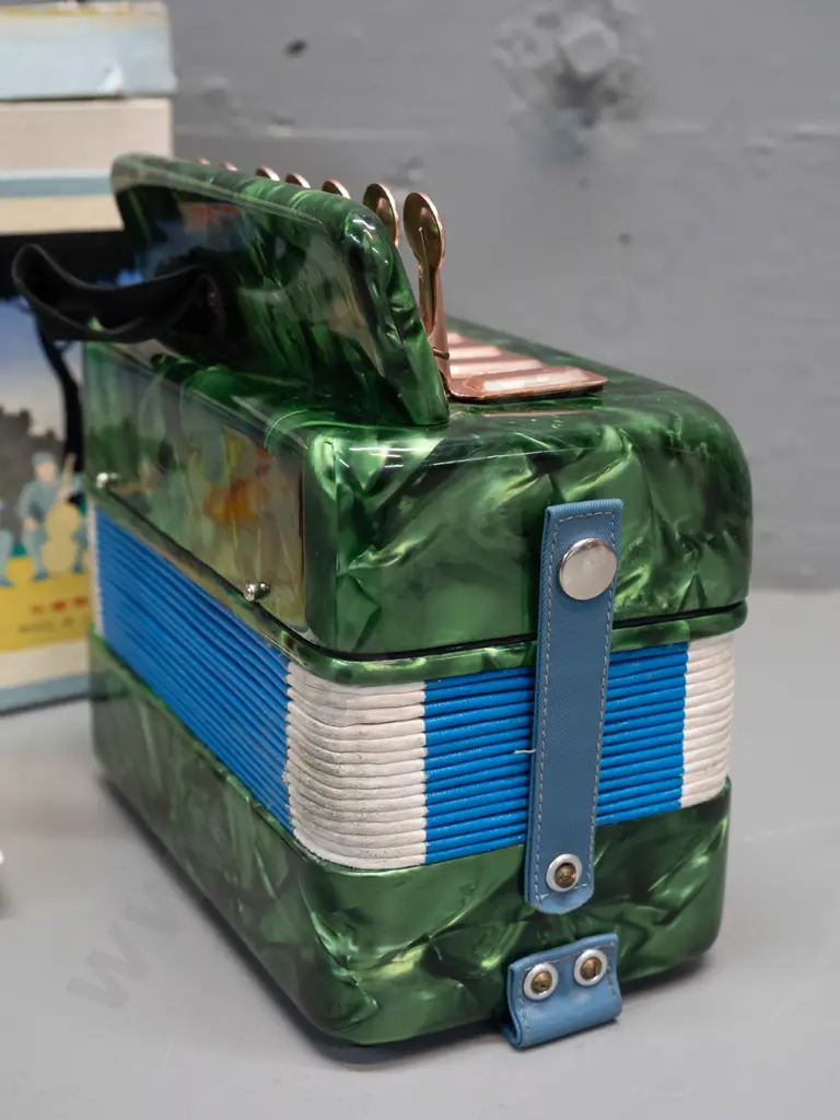 Hero Midget child's toy accordion - working - with original box and instruction sheet - in good condition but box has Image 1++