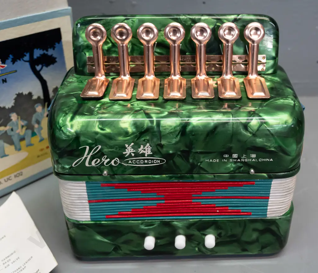 Hero Midget child's toy accordion - working - with original box and instruction sheet - in good condition but box has Image 1++