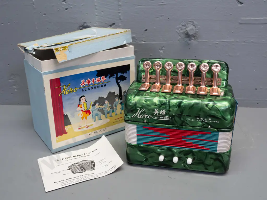 Hero Midget child's toy accordion - working - with original box and instruction sheet - in good condition but box has Image 1++