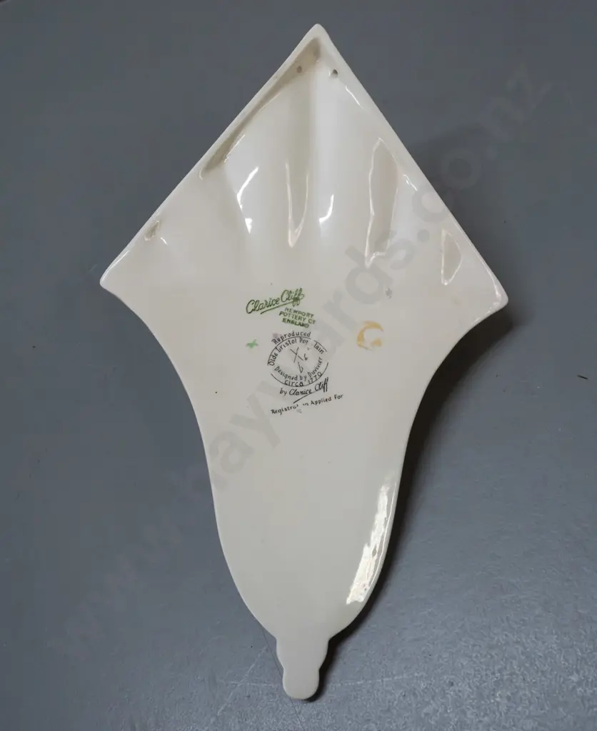 retro Clarice Cliff Newport Pottery wall pocket vase with fluted body, floral & gilt decoration - stamped from a 1770 Image 1++